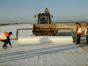 Géotextile industriel PET haute résistance anti-âge pour le renforcement routier, les infrastructures de construction, les barrages et les talus fluviaux - Product Image 3