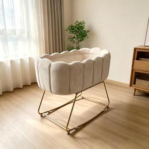 PZCN HOME Berceau pour bébé en velours moderne et luxueux, rembourré et festonné, avec support en métal doré pour chambre de bébé - Product Image 1