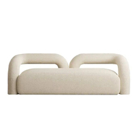 Canapé-banc 3 places en bouclette crème, design moderne sculptural avec bras tubulaires en U, pour salon, hôtel, vente en gros, OEM, sur mesure.