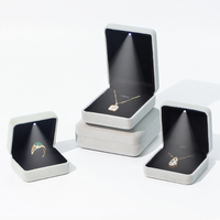Boîte de présentation de bijoux en velours avec éclairage LED, emballage de luxe pour bagues, pendentifs et boucles d'oreilles, logo personnalisé, vente en gros du fabricant