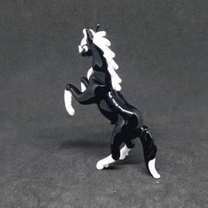 Figurine de cheval en verre artisanal noir et blanc, sculpture d'animal en position de dressage, ornement de décoration intérieure - Product Image 2