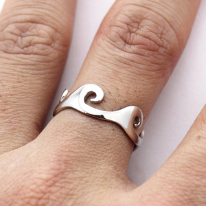 Anello Minimalista a Onda Irregolare Unisex, Design Liscio e Lucido, Gioiello di Moda per Uso Quotidiano - Product Image 2