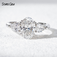 Bague à trois pierres en or blanc 10K avec diamant ovale de 2 carats couleur D et pierres latérales en forme de poire de 4x6 mm pour femme