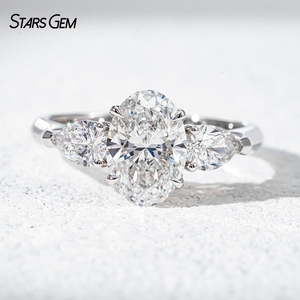 Bague à trois pierres en or blanc 10K avec diamant ovale de 2 carats couleur D et pierres latérales en forme de poire de 4x6 mm pour femme - Product Image 3