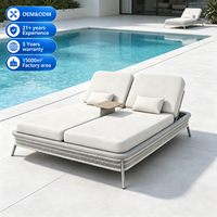 Chaise longue double d'extérieur réglable en aluminium avec cordes et coussins, table centrale et latérale pour piscine, hôtel, complexe, OEM ODM