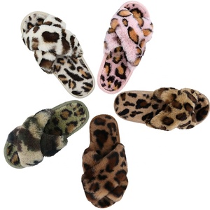 Venta caliente en línea China envía directamente Venta loca zapatillas ligeras de felpa suave para mujer Zapatillas de interior cómodas con punta abierta antideslizantes - Product Image 1