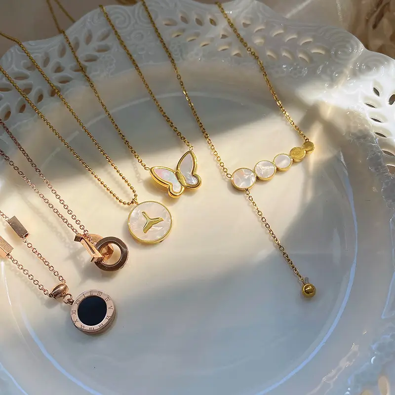 Kalung Liontin Rantai Klavikula INDAH UNTUK WANITA Baja Nirkarat Desain Kepribadian Perhiasan Berlapis Emas 18K