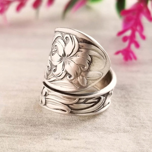 Anello da Donna Regolabile con Foglie e Fiori in Stile Vintage Scuro, Decorativo e alla Moda - Product Image 6