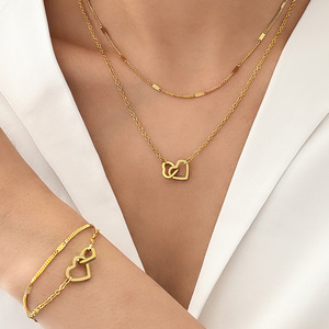 Set Collana e Bracciale a Doppio Strato a Forma di Cuore in Acciaio Inossidabile Placcato Oro con Motivo <span class=keywords><strong>XOXO</strong></span> per Feste o Regalo di San Valentino - Product Image 1