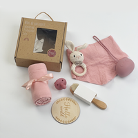 Coffret Cadeau de Naissance Personnalisé Adorable 7 Pièces en Coton Biologique : Couverture d'Emmaillotage en Mousseline, Bavoir et Jouet de Dentition Bébé, Couleur Unie 200TC
