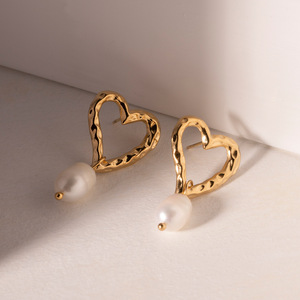 Pendientes de Perlas en Forma de Corazón de Acero Inoxidable Chapado en Oro de 18K, Estilo Europeo Americano, Joyería de Alta Gama para Mujer - Product Image 5