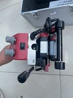 Máquina de soldar revestimientos de HDPE. Puede soldarse con una espesor que varía entre 0.3 mm y 1.5 mm, y el período de garantía es de 2 años.