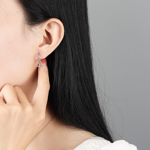 Pendientes de Plata de Ley 925 para mujer, aretes llamativos y elegantes, aro cruzado único minimalista con incrustaciones de circonia cúbica, clásico europeo y americano, venta al por mayor - Product Image 2