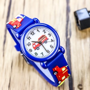Nouvelle montre à quartz élégante en alliage sur le thème du camion de pompiers avec bracelet en caoutchouc pour garçons de 3 à 9 ans - Product Image 2