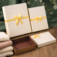 Boîte cadeau de style livre avec plateau imbriqué - Rigide à charnières et recouvert de tissu pour la vente au détail de bijoux