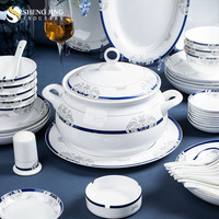 Service de table de luxe royal en porcelaine fine blanche avec bord bleu, assiettes et bols, idéal pour restaurants, hôtels et usage domestique