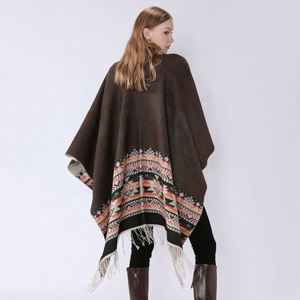 Ponchos et capes mexicains classiques en laine longue pour femmes, chauds pour l'hiver, à capuche ouverte, avec pompons, pour activités de plein air - Product Image 2