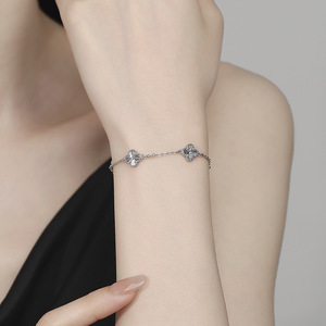 Pulsera de Plata S925 con Trébol de Cuatro Hojas y Diseño de Flor, Joyería Elegante para Mujer, Diseño Exclusivo - Product Image 4