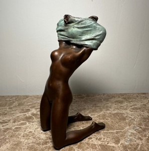 Grande Scultura in Bronzo a Grandezza Naturale in Stile Europeo di una Donna Moderna e Bellissima - Product Image 5