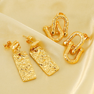 Boucles d'oreilles pendantes carrées et en forme de U en or martelé texturé |   Bijoux géométriques et abstraits plaqués or 18 carats PVD pour femmes - Product Image 1