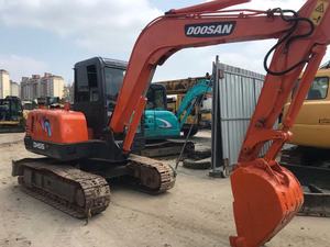 Excavatrice Doosan DH55 d'occasion, modèle 2015, moteur Yanmar, pompe hydraulique Doosan, poids opérationnel de 6 tonnes, fabriquée au Japon, 85% neuve - Product Image 2