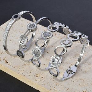 Bracelet Femme en Acier Inoxydable Plaqué Or 18 carats avec Motif Trèfle à Quatre Feuilles, Papillon et Arbre de Vie, Vente en Gros - Product Image 5