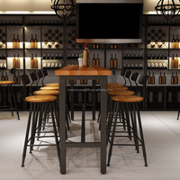 Table de bar vintage en bois massif Café américain Bar en fer contre le mur Table de bar haute et combinaison de chaises