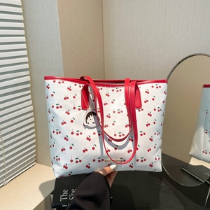 Nouveau style été 2026 : Sac fourre-tout <span class=keywords><strong>en</strong></span> PU cerise pour filles, imprimé texturé, à double bandoulière, tendance pour femmes - Product Image 2