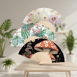 Nuevas llegadas al por mayor: Abanicos de mano de bambú personalizables con arte folclórico, recuerdos de boda, abanicos plegables con logo impreso para regalos de empresa. - Product Image 1