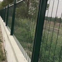 Clôture de sécurité moderne en acier soudé, haute qualité, robuste, à pliage 3D en V, revêtement poudré, grillage carré anti-escalade, panneaux de 8 pieds pour jardins