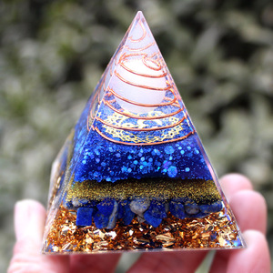 Pyramide en résine époxy cristalline, ornement de bureau artisanal, décoration intérieure, impression UV, gravure interne, lapis-lazuli bleu or - Product Image 1
