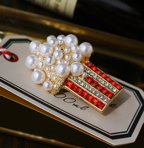 Europa y los Estados Unidos Retro Estilo Barroco Perla Palomitas Broochsm - Product Image 3