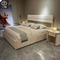 Lit moderne haut de gamme avec cadre de tête de lit segmenté et cannelé, idéal pour projets de penthouse, résidences d'hôtellerie de luxe et boutiques de designers.