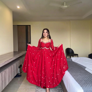 ชุดเดรส Anarkali ปักลายสีแดง ผ้าจอร์เจตต์เทียม พร้อมผ้าคลุมไหล่ แขนยาว ชุดพื้นเมืองสำหรับงานแต่งงาน - Product Image 1
