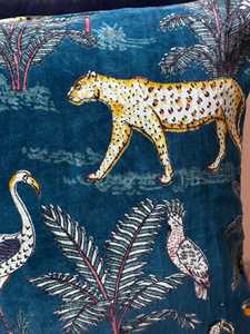 Fundas de Almohada de Terciopelo de Algodón Artesanal, Almohadas Decorativas de Lujo Personalizables, Tigre Majestuoso (Mostaza Dorada): Impresionante y Atemporal - Product Image 5