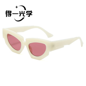 แว่นกันแดดทรงแคทอาย UV400 แฟชั่นสตรีป้องกันแสงแดดสไตล์สตรีท - Product Image 1