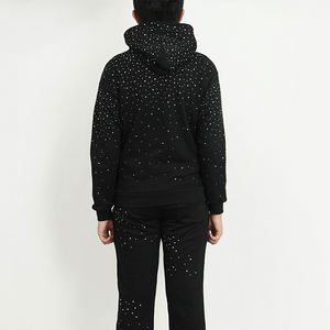 ชุดฮู้ดดี้โอเวอร์ไซส์สีดำสำหรับผู้ชาย สไตล์สตรีทแวร์ ผ้าฝ้าย 100% หนัก 500 กรัม ปักลาย 3 มิติแบบดิสเทรส พร้อมโลโก้ปักและประดับคริสตัล  สำหรับฤดูใบไม้ร่วง - Product Image 2