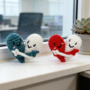 Nuova Bambola all'Uncinetto Fatta a Mano a Forma di Coppia Abbracciata con Cuore e Faccina Carina, Antistress per Decorazione Scrivania, Giocattolo di Peluche, Regalo - Product Image 4