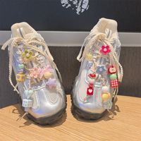 Nouvelle boucle décorative colorée pour lacets de chaussures, en forme de fleur, avec perles et cœur floqué, pour chaussures de filles, accessoires DIY à suspendre