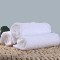 Serviettes humides jetables pour la restauration hôtelière, lingettes désinfectantes universelles, petites serviettes pour les mains et la bouche, restaurants, hot pot, impression de logo