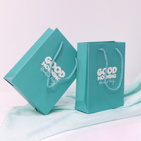 Sac en papier de Noël personnalisé, sac cadeau en carton rigide avec logo de marque, poignée en ruban élégante, emballage promotionnel pour vêtements