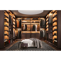 Idées de design de placards et vestiaires modernes pour chambres à coucher, avec armoires de luxe sur mesure et dressing