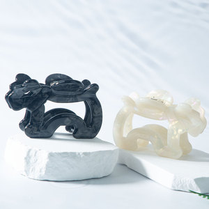 Pince à cheveux en acétate en forme de chiot, blanche et noire, pour femmes, usage quotidien - Product Image 1