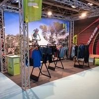 Fanghua magasin de vêtements personnalisable Pop up support suspendu Portable pliable vêtements présentoir pour magasin de vêtements