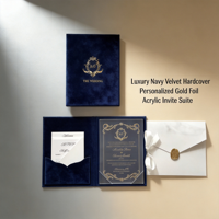 Set Undangan Pernikahan Folio Hardcover Beludru Biru Dongker Mewah Custom, dengan Emboss Foil Emas dan Akrilik, Termasuk Amplop