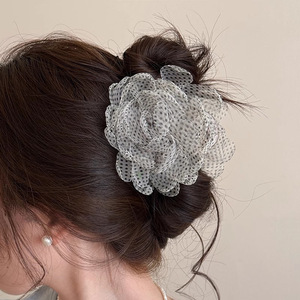 Nouvelle pince à cheveux requin style rétro français gris en tissu maillé avec fleur perlée pour femme, pince à cheveux florale douce - Product Image 6