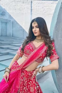 Diseñador Magenta Pink Banarasi Silk Lehenga con Zari Work Lehenga nupcial tradicional de la India - Product Image 2