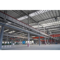 Bâtiment d'entrepôt et d'atelier préfabriqué en structure acier contemporaine pour des opérations industrielles efficaces.
