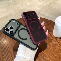 Cocok untuk model iPhone 17, 18, Pro, dan Max. Desain tahan guncangan dan sentuhan lembut. Kompatibel dengan Pengisian Daya Magnetik Nirkabel