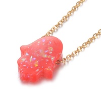 Collier ras du cou unisexe tendance en acier inoxydable plaqué or 18 carats avec pendentif en forme de main de Hamsa en résine multicolore